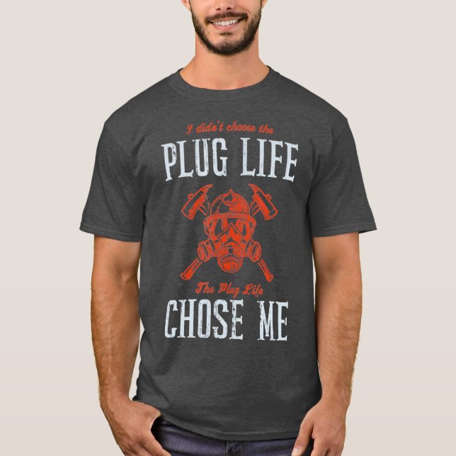 Plug Life Funny Firefighter Volunteer Fire Chief T Shirt (Framsida)