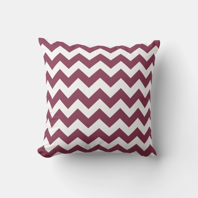 Plum and White Chevron Zig Zag Pillow Kudde (Framsida)