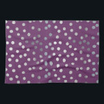 Plum Lila och Silver Glitter City Dots Kökshandduk<br><div class="desc">Mönster är modernt och trendrikt med prickar från silver glitter på plommons lila.</div>