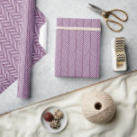 Plum Lila och White Herringbone Presentpapper<br><div class="desc">Anpassningsbar designad omslutning papper modern chic av vallmo, herringbone chevron mönster. Klicka på Anpassa om du vill lägga till egen text eller bilder om du vill skapa en unik design av ett slag! Hämta kreativ och använda den här roligten papper för mer än bara presentfigursättning. Det är också underbart för...</div>