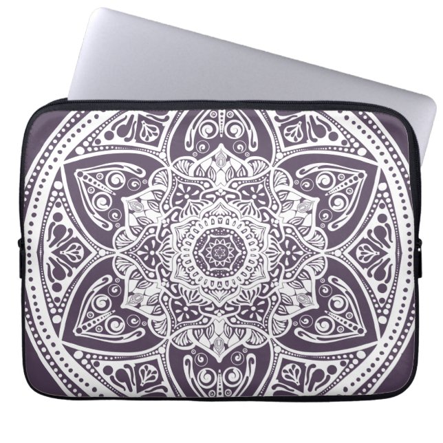 Plum Mandala Laptop Sleeve (Framsidan)