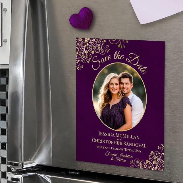 Plum Purple & Gold Wedding Save Date Oval Photo Magnetisk Inbjudningskort (Magnetic Back for Easy Display!)
