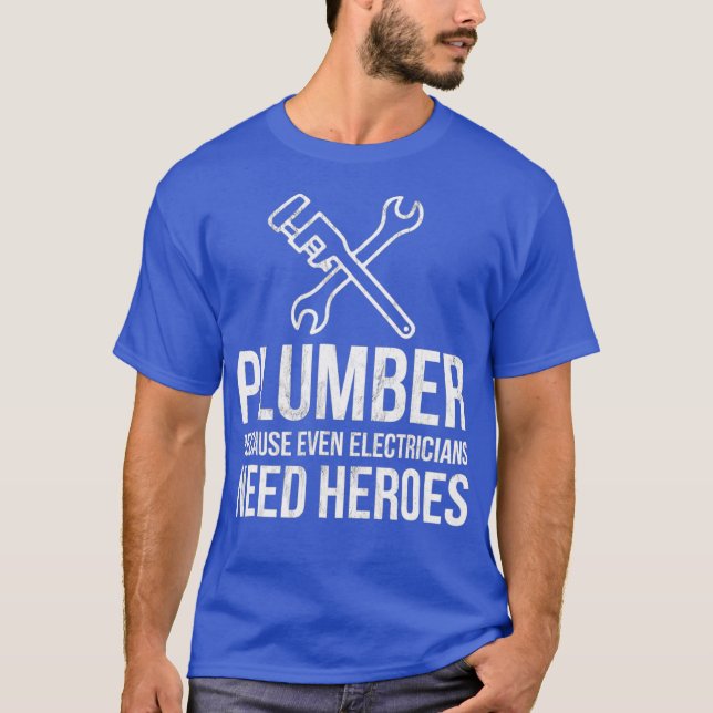 Plumber eftersom till och med Electrician behöver  T Shirt (Framsida)