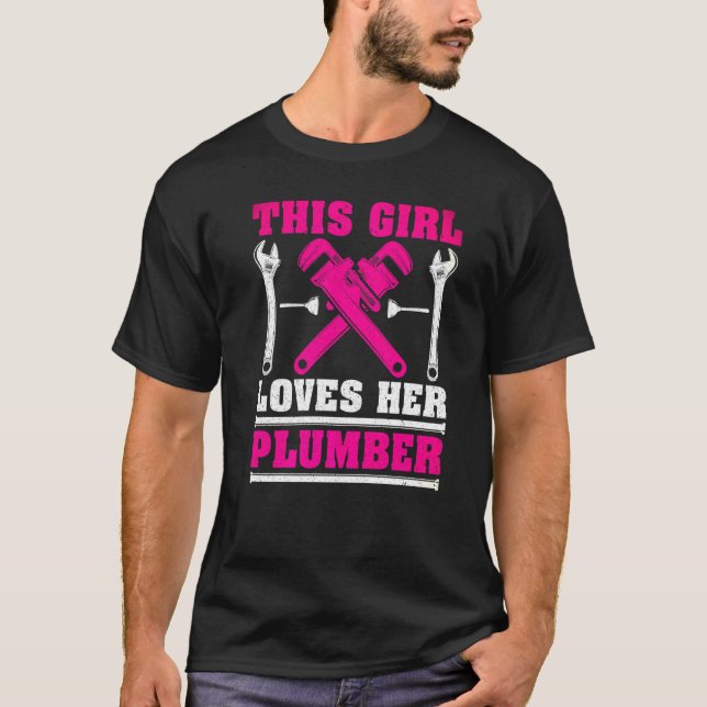 Plumber Girl som Kärlek hennes rörmokare T Shirt (Framsida)
