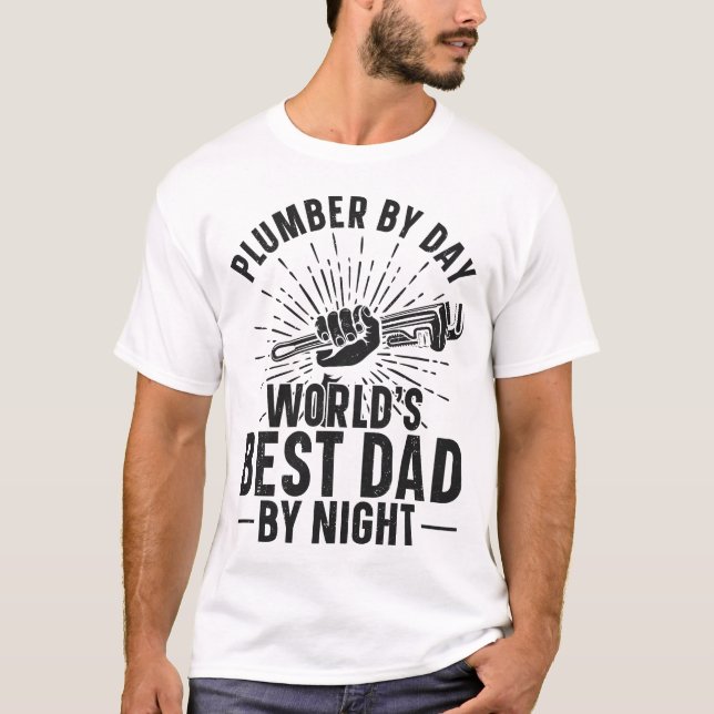 Plumber per dag världens bästa Pappa per natt T Shirt (Framsida)