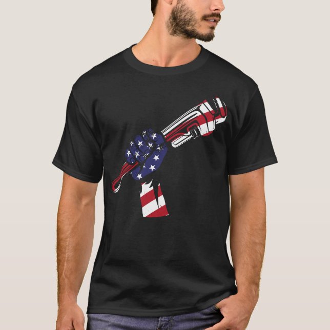 Plumber Pipe Wrench American Flagga Pipe Wrench T Shirt (Framsida)