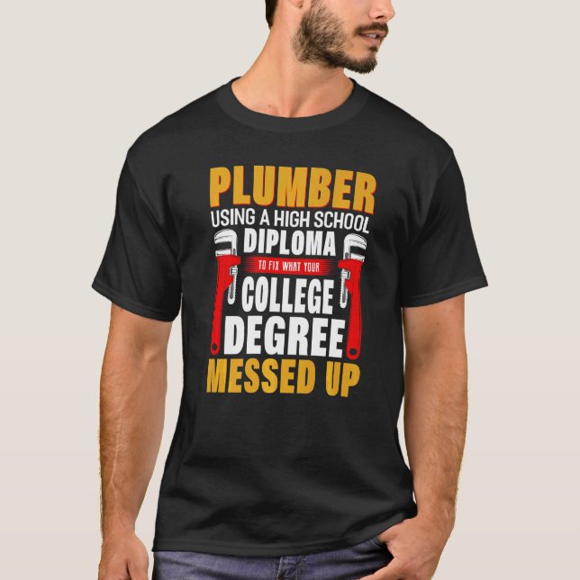 Plumberingshandbok för rörmokare för examensbevis  t shirt (Framsida)