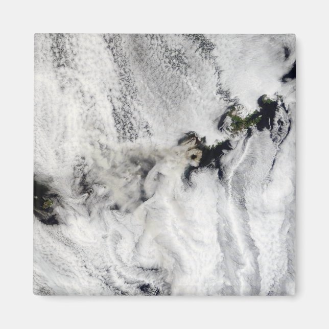 Plume from Okmok Volcano, Aleutian Islands Magnet (Framsidan)