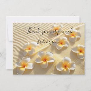 Plumeria blomma på sand tackkort tack kort