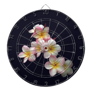 Plumeria blommar på mörk blått darttavla