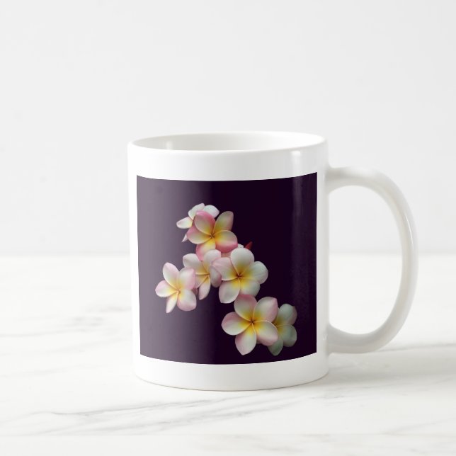 Plumeria blomstrar på mörka lilor kaffemugg (Höger)