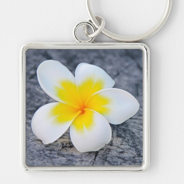 Plumeria Fyrkantig Silverfärgad Nyckelring (Framsidan)