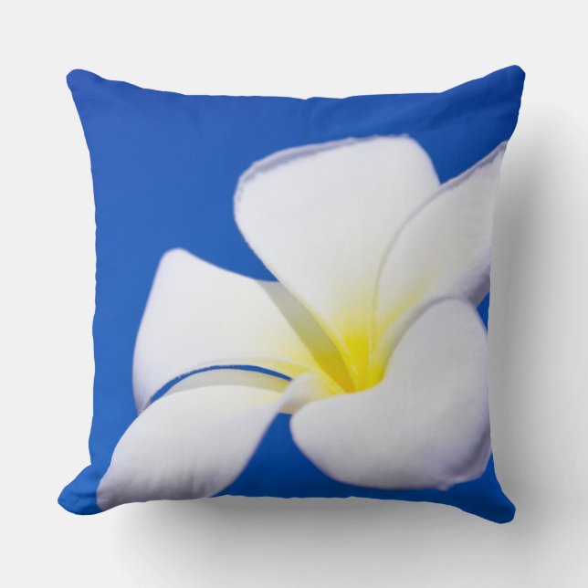 Plumeria och blå himmel för härlig vit tropisk kudde (Framsida)