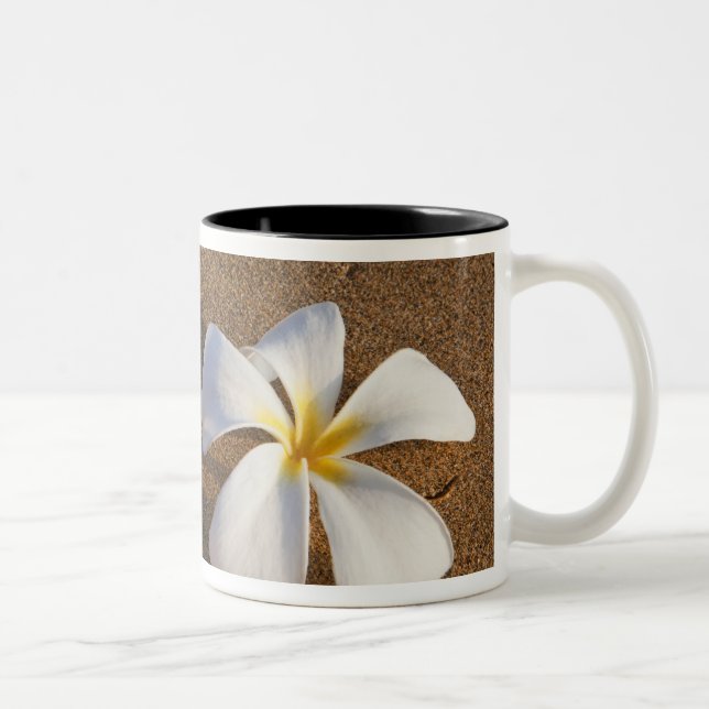 Plumeria på sandstrand, Maui, Hawaii, USA Två-Tonad Mugg (Höger)