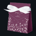 Plumsa glittrande ljus Tack Presentaskar<br><div class="desc">En julkrans av glittrande ljus mot en plommonbakgrund. Teckensnittet “Tack” är en bild - så det kan ändras i storlek,  roteras och placeras om. Resten av texten är fullt redigerbar. Andra färger,  olika storlekar och former av favoritlåda och koordinerade föremål finns tillgängliga i min butik.</div>