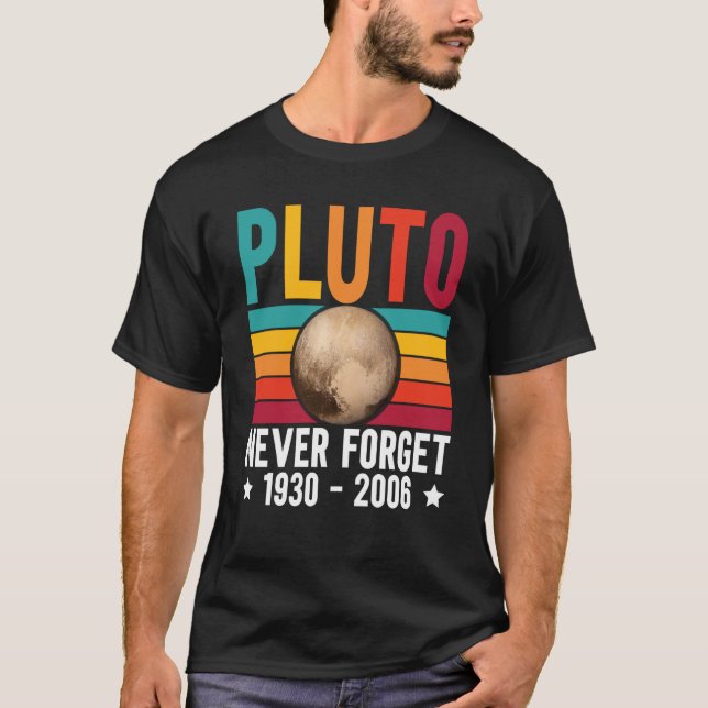 Pluto 9th Planet Never Forget Astronomy Solar Syst T Shirt (Framsida)