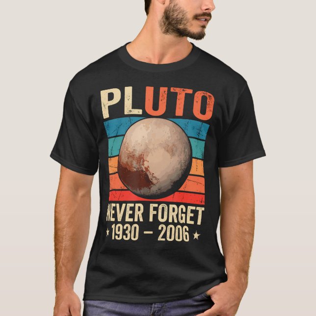 Pluto Glöm Aldrig 1930-2006 Solsystemets Planet T Shirt (Framsida)