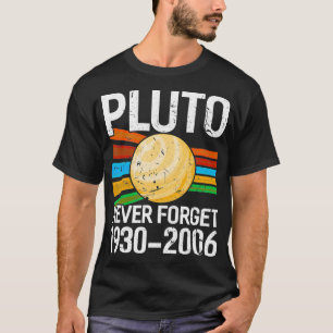 Pluto glömde aldrig bort den konstiga astrofysik a t shirt