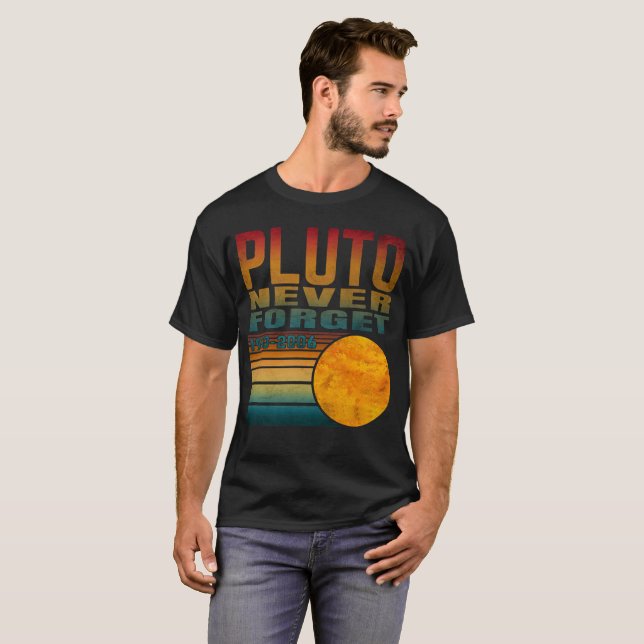 Pluto Glömmer Aldrig T Shirt (Hel framsida)