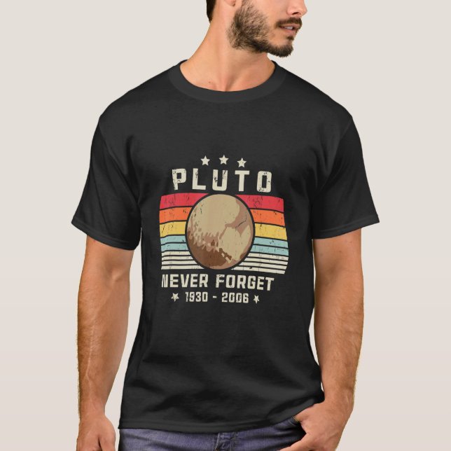 Pluto Never Forget  Retro Space Science T Shirt (Framsida)
