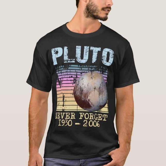 Pluto Never Forget T-Shirt design (Framsida)