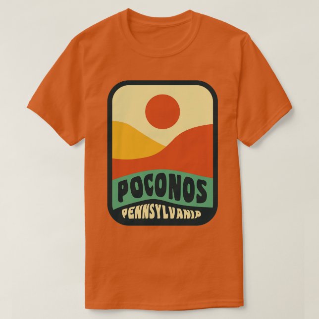Pocono Mountains Pennsylvania Retro Sunset Badge T Shirt (Design framsida)