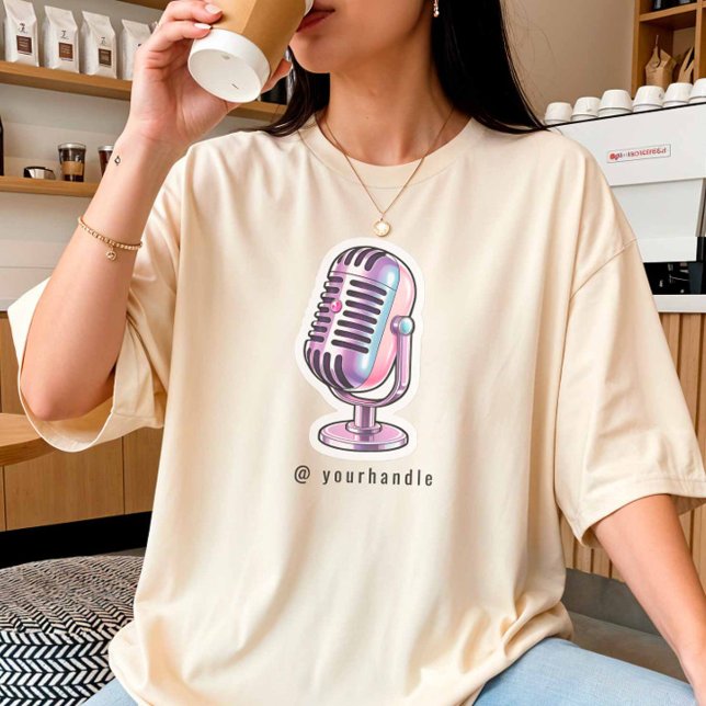Podcast Mic + Social Media Namn T Shirt (Skapare uppladdad)
