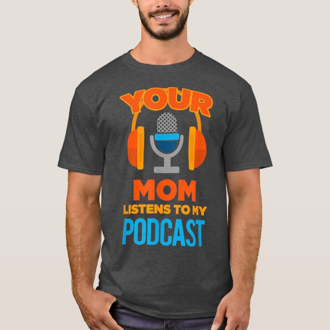 Podcast-värd Mamma lyssnar på min poddsändning T Shirt (Framsida)