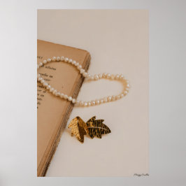 Poetiska reliker: Pärlor, guldlöv & vintagebok  Poster