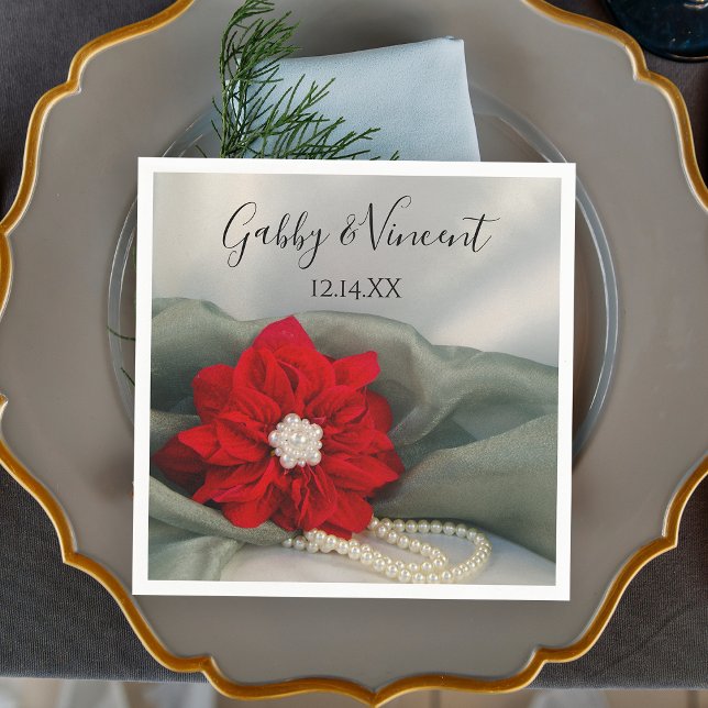 Poinsettia och Pearls på Grönt Winter Wedding Pappersservett (Set a festive table with the elegant Poinsettia and Pearls Winter Wedding Paper Napkin.)