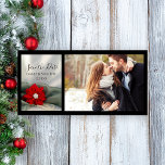 Poinsettia och Pearls Winter Wedding Spara datumet<br><div class="desc">Meddela dina kommande temaupphöjningar i december med de festive Red Poinsettia och White Pearls på Grönten Spara datumfotokortet på vinter-bröllopet. Anpassa den med en bild av briden och brudgummen som ska vara, för namn och giftermål. Den här elegant anpassningsbarna med vindenuptiell behålla innehåller fotokortet ett fotografi av en blommar av...</div>