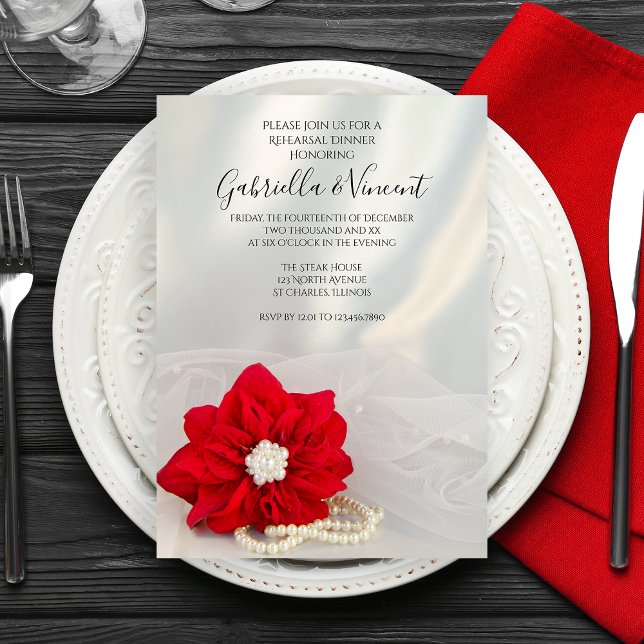 Poinsettia Pearls Winter Wedding Rehearsal Middag Inbjudningar (The Poinsettia and Pearls Wedding Rehearsal Dinner Invitation is perfect for your December event.)