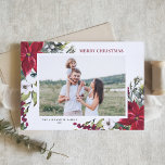 Poinsettias och Fir Lövs God jul Photo Helgkort<br><div class="desc">God Jul! Skicka helgdag önskemål och hälsning till familj och vänner med det här anpassadet helgdag-fotokortet för vattenfärg. Den har vattenfärgade pinekoner,  gräs nål,  hollier,  bär och röda poinsettias. Anpassa genom att lägga till namn,  meddelande,  foto och andra detaljer. Julkortet finns i blommigt i andra kartonger.</div>