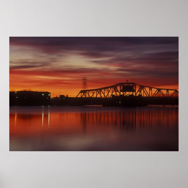 Point Street Bridge Sunrise Poster (Framsidan)