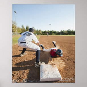 Pojkar (10-11) som leker baseball poster