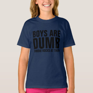 POJKAR ÄR DUMMA, KASTSTENAR PÅ DEM T-tröja T Shirt