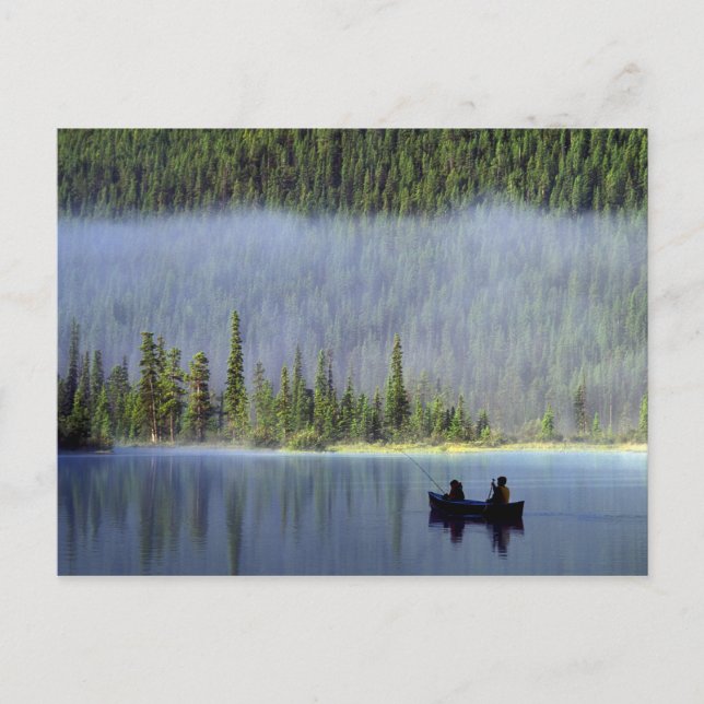 Pojkar fiskar från kanot med dimma i vykort (Framsida)