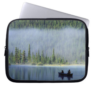 Pojkar fiskar på Waterfowl Lake, Banff National Laptop Sleeve