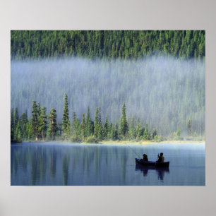 Pojkar fiskar på Waterfowl Lake, Banff National Poster