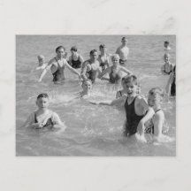 Pojkar i kornigt vykort. 1920-talets foto
