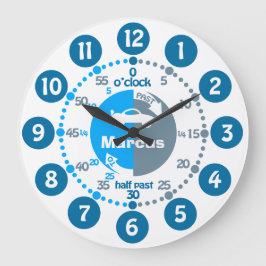 Pojkar lärer att berätta den tid dämpade blått stor klocka