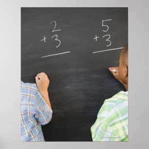 Pojkar som löser mathproblem på blackboarden poster