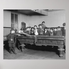 Pojkar spelar biljard, 1909. Gammalt foto Poster