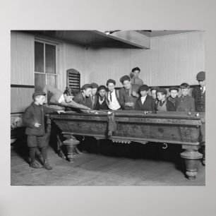 Pojkar spelar biljard, 1909. Gammalt foto Poster