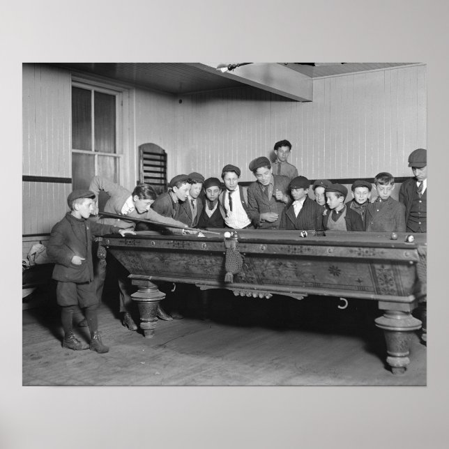 Pojkar spelar biljard, 1909. Gammalt foto Poster (Framsidan)