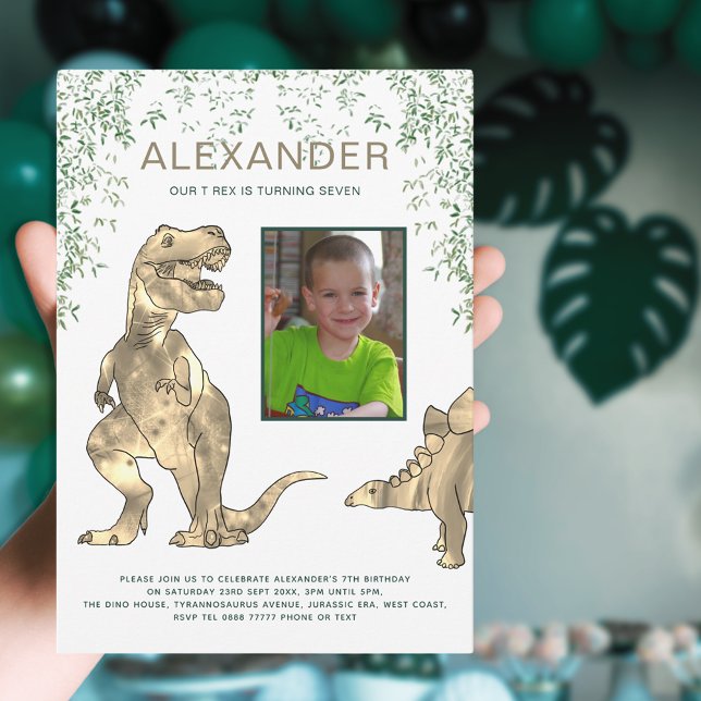 Pojkarnas dinosaurie-födelsedagsfest med foto inbjudningar (Boy 7th dinosaur birthday party invitation with photo template )