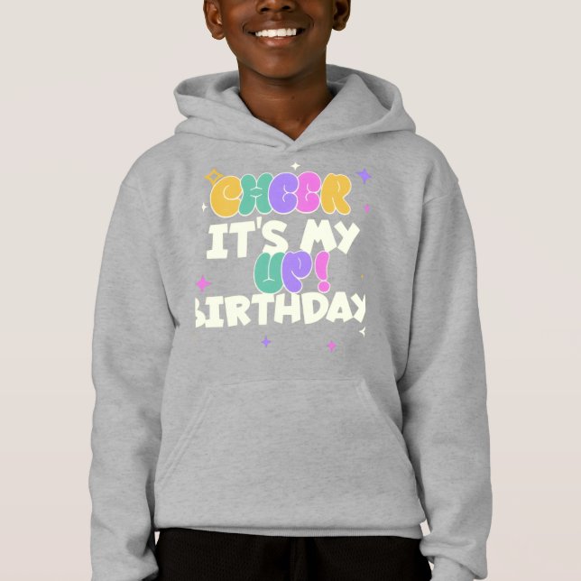 POJKBARN FÖDELSEDAG UPPMUNTRAN PULLOVER HOODIE  T SHIRT (Framsida)
