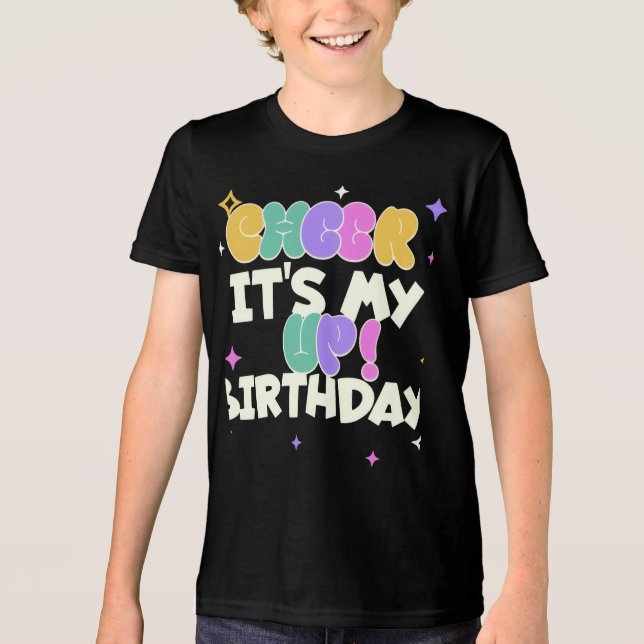 POJKE BARN FÖDELSEDAGSUPPLYFTANDE T-SHIRT (Framsida)