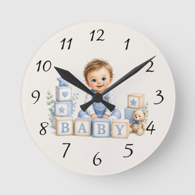  Pojke blockerar babyshowerpresent  Rund Klocka (Framsida)