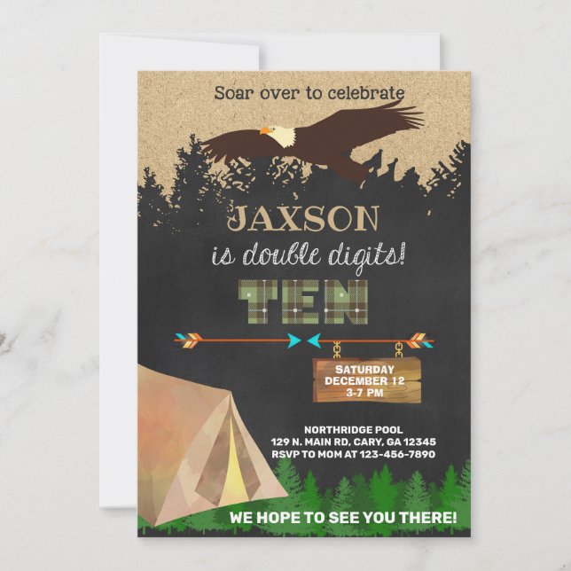 Pojke dubbla skriver 10:e dagen kampörn inbjudan. inbjudningar (Framsida)